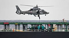 ARCHIVE : un hélicoptère de la marine française aborde un pétrolier en Méditerranée soupçonné de faire partie de la flotte fantôme russe. 