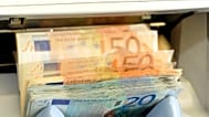 ARCHIVO - En esta foto del 22 de junio de 2009, una máquina cuenta billetes de euro en la caja de un banco en Dresde, Alemania.