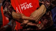 ARCHIVO: Una mujer sostiene una cartel del PSOE entre las manos.