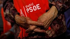 ARCHIVO: Una mujer sostiene una cartel del PSOE entre las manos.