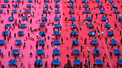 Menschen spielen Tischtennis auf dem Rasen des Luschniki-Stadions beim Tischtennisfestival in Moskau am Sonntag, dem 31. Mai 2026.