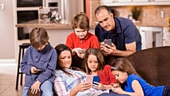 عائلة تستخدم الهواتف الذكية داخل المنزل