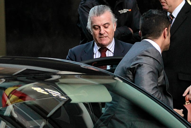 ARCHIVO - En esta foto tomada el 25 de febrero de 2013, el ex tesorero del Partido Popular, Luis Bárcenas, sale de la Audiencia Nacional en Madrid, España.