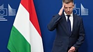 Magyar Péter miniszterelnök gesztikulál, miközben Ursula von der Leyen, az Európai Bizottság elnöke üdvözli őt az EU brüsszeli központjában, a találkozó előtt, pénteken