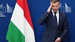 Ungarns Ministerpräsident Peter Magyar gestikuliert, als EU-Kommissionspräsidentin Ursula von der Leyen ihn vor einem Treffen in Brüssel am Freitag begrüßt.