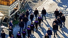 Migranten landen im Hafen von Shengjin in Albanien, nachdem sie ein Marineschiff aus Italien verlassen haben. Italien baut dort zwei Abschiebelager.