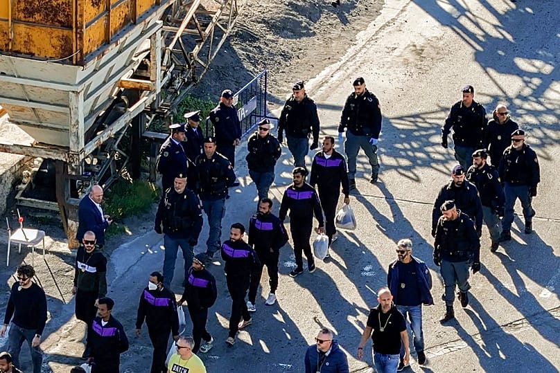 Migránsok érkezése az albániai táborba