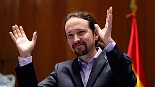 ARCHIVO: l líder de Podemos, Pablo Iglesias, gesticula tras recibir su maletín ministerial en Madrid, el 13 de enero de 2020.