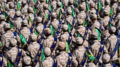 Archivbild: Mitglieder der Revolutionsgarden marschieren bei einer jährlichen Militärparade nahe Teheran, 22. September 2023