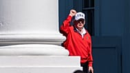ARQUIVO: Presidente dos EUA Donald Trump ergue o punho à chegada à Casa Branca, 31 de maio de 2026