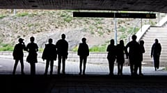Μαθητές με μεταναστευτική καταγωγή περπατούν κάτω από σιδηροδρομική γέφυρα στο Φλέν, 30 Αυγούστου 2018