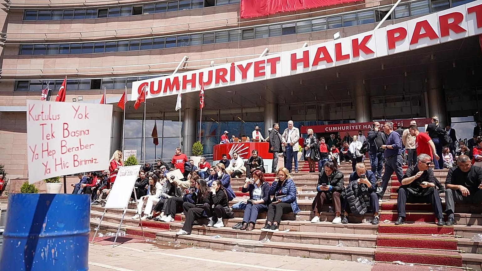 CHP Genel Merkezi önünde polis müdahalesinden önce toplanan yurttaşlar.