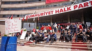 CHP Genel Merkezi önünde polis müdahalesinden önce toplanan yurttaşlar.