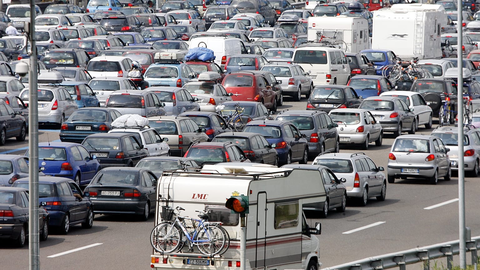 Automobilisti in coda alla barriera autostradale Melegnano A1, vicino a Milano, nel nord Italia, sabato 26 agosto 2006