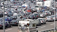Automobilisti in coda alla barriera autostradale Melegnano A1, vicino a Milano, nel nord Italia, sabato 26 agosto 2006