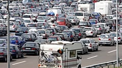 Automobilistas em fila na portagem da autoestrada A1 em Melegnano, perto de Milão, no norte de Itália, sábado, 26 de agosto de 2006