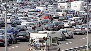 Automobilisti in coda alla barriera autostradale Melegnano A1, vicino a Milano, nel nord Italia, sabato 26 agosto 2006