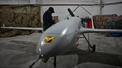 Ein Angehöriger des ukrainischen Militärgeheimdienstes bereitet am 28. Mai an einem geheimen Ort in der Ukraine eine Kamikaze-Drohne gegen Russland vor.