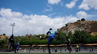 Grèce : un tournoi de footbball réunit des migrants et des populations locales