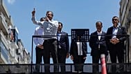 Cumhuriyet Halk Partisi'nin (CHP) seçilmiş Genel Başkanı Özgür Özel, İzmir'de düzenlenen bir mitingde destekçilerine seslendi, 26 Mayıs 2026.