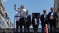 Cumhuriyet Halk Partisi'nin (CHP) seçilmiş Genel Başkanı Özgür Özel, İzmir'de düzenlenen bir mitingde destekçilerine seslendi, 26 Mayıs 2026.