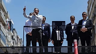 Cumhuriyet Halk Partisi'nin (CHP) seçilmiş Genel Başkanı Özgür Özel, İzmir'de düzenlenen bir mitingde destekçilerine seslendi, 26 Mayıs 2026.