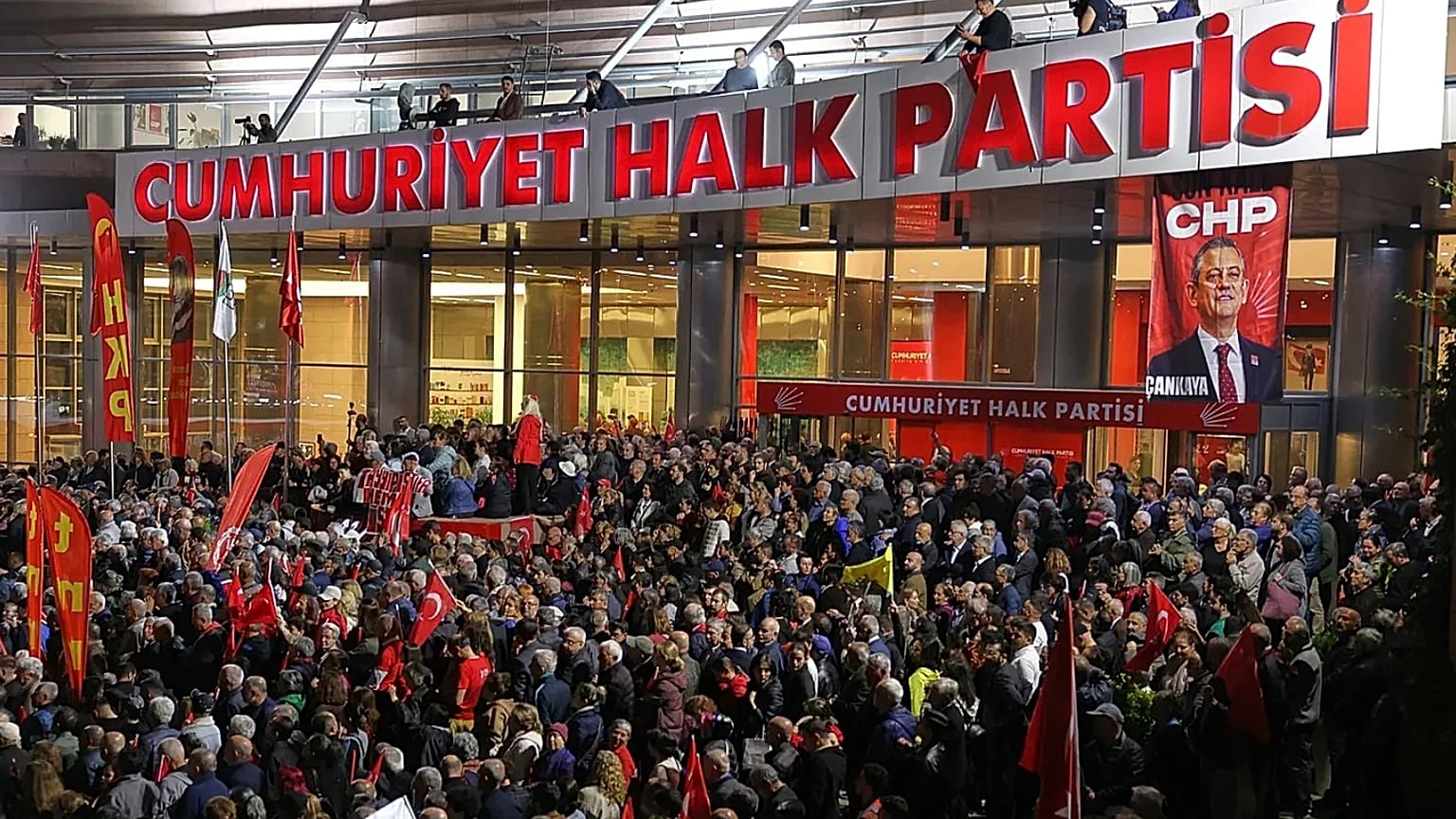 CHP destekçileri, Ankara’daki parti genel merkezi önünde, mutlak butlan kararına karşı CHP Genel Başkanı Özgür Özel’e destek için toplandı. / 22 Mayıs 2026 Cuma