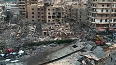 Rettungskräfte arbeiten nach einem israelischen Luftangriff auf ein Gebäude, der ein Krankenhaus beschädigt, in der südlichen Hafenstadt Tyros im Libanon am ersten Juni 2026.