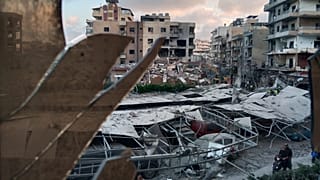 Un edificio distrutto, colpito da un attacco aereo israeliano, attraverso una finestra in frantumi dell'ospedale Jabal Amel, nella città di Tiro, in Libano