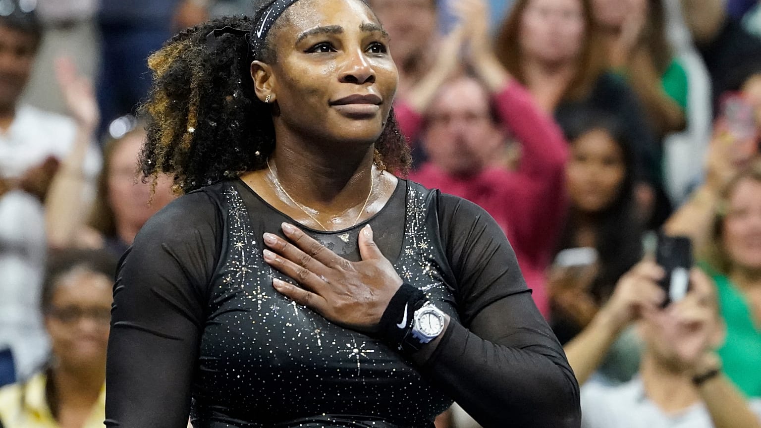 Serena Williams agradece ao público após perder contra a australiana Ajla Tomljanovic, na terceira ronda do US Open 2022