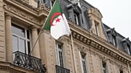Le drapeau national algérien devant l'ambassade du pays à Paris, mercredi 16 avril 2025.