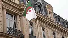 Le drapeau national algérien devant l'ambassade du pays à Paris, mercredi 16 avril 2025.