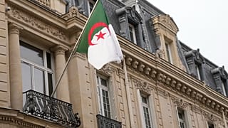 Le drapeau national algérien devant l'ambassade du pays à Paris, mercredi 16 avril 2025.