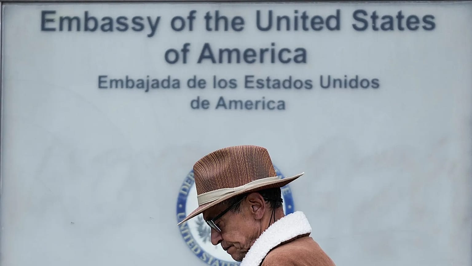 FILE- A man waits in line to enter the U.S. embassy after visa processing services had been suspended for various days in Bogota, Colombia, Friday, Jan. 31, 2025. (AP Photo/Fe