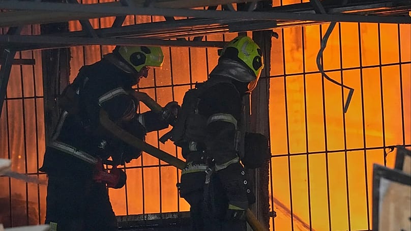 Feuerwehrleute arbeiten am Brandort nach einem russischen Raketenangriff in Kyjiw, Ukraine, Dienstag, den zweiten Juni 2026. (AP Photo/Efrem Lukatsky)