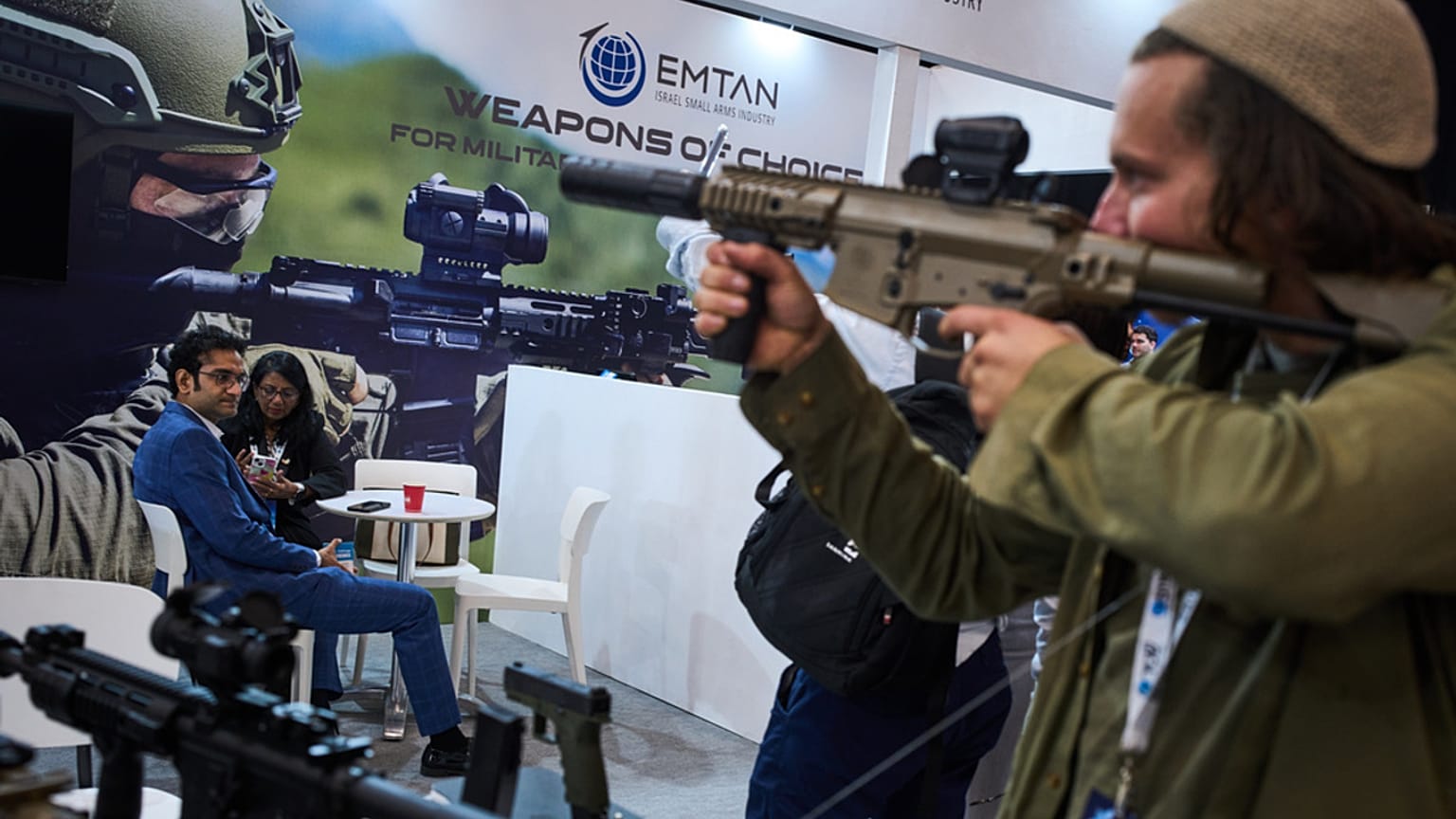 Des visiteurs examinent des armes exposées lors d'un salon de l'industrie de la défense à Tel-Aviv, en Israël, le mardi 17 février 2026. 