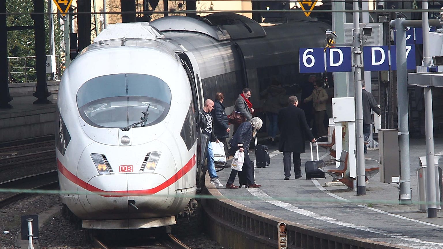 Fahrgäste eines ICE-Zuges verlassen den Zug an seiner Endhaltestelle im Bahnhof von Aachen, nahe der belgischen Grenze, am Dienstag, den 22. März 2016.