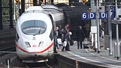 Fahrgäste eines ICE-Zuges verlassen den Zug an seiner Endhaltestelle im Bahnhof von Aachen, nahe der belgischen Grenze, am Dienstag, den 22. März 2016.