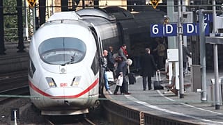 Fahrgäste eines ICE-Zuges verlassen den Zug an seiner Endhaltestelle im Bahnhof von Aachen, nahe der belgischen Grenze, am Dienstag, den 22. März 2016.