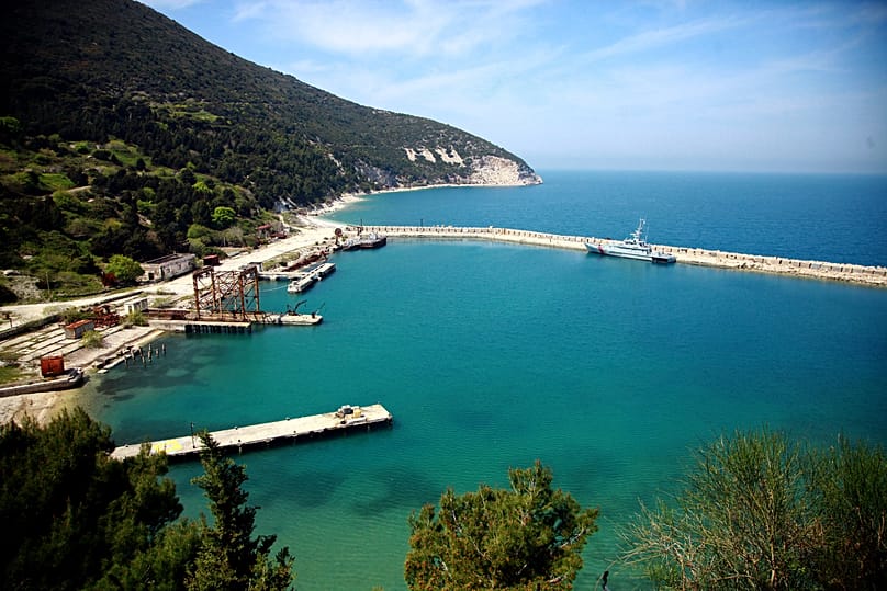 Une vue du petit port de l'île de Sazan, située à 140 kilomètres au sud-ouest de Tirana, la capitale de l'Albanie.