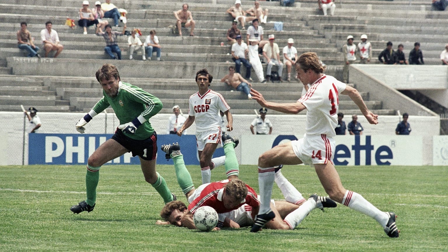 A szovjet válogatott játékosa, Szergej Rodionov (jobbra) fut, hogy megszerezze csapata hatodik, egyben utolsó gólját a Magyarország elleni világbajnoki mérkőzésen