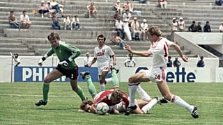 A szovjet válogatott játékosa, Szergej Rodionov (jobbra) fut, hogy megszerezze csapata hatodik, egyben utolsó gólját a Magyarország elleni világbajnoki mérkőzésen