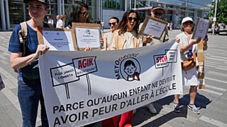 Une manifestation du mouvement #METooEcole devant le palais de justice de Paris, mardi 26 mai 2026, , afin d'attirer l'attention sur un scandale d'abus sexuels sur mineurs.