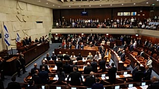 أعضاء الكنيست الإسرائيلي يستمعون خلال حفل أداء اليمين للمشرعين الإسرائيليين في الكنيست، البرلمان الإسرائيلي