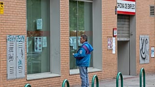 Un hombre, frente a una oficina de empleo