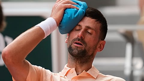 O sérvio Novak Djokovic acalma-se na pausa do encontro de singulares da terceira ronda com o brasileiro Joao Fonseca no Open de França, em Paris, 29 maio 2026