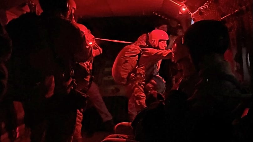 La princesa Leonor se prepara para realizar su salto en paracaídas.