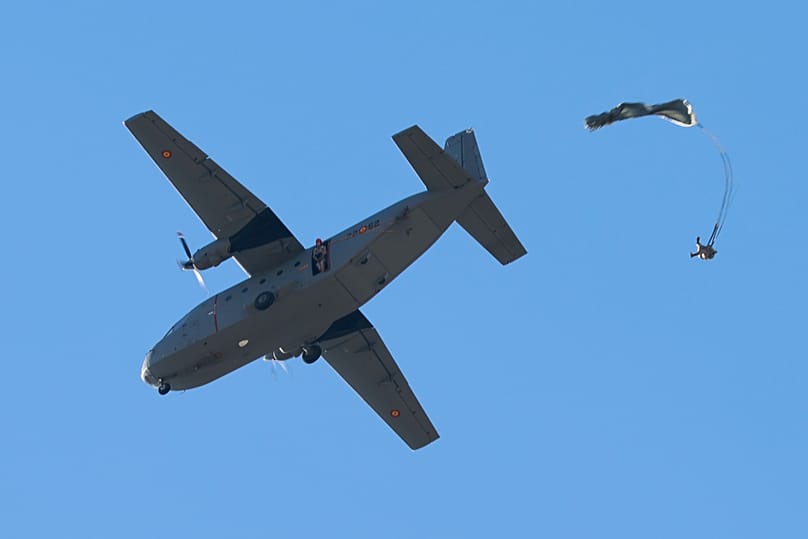 Las imágenes del salto en paracaídas de la futura reina de España.