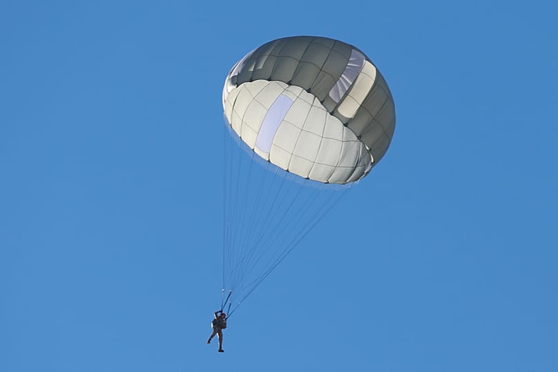 Las imágenes del salto en paracaídas de la futura reina de España.