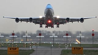 Premier des trois vols passagers de KLM pour New York décolle de l’aéroport de Schiphol à Amsterdam, aux Pays-Bas, lundi 19 avril 2010